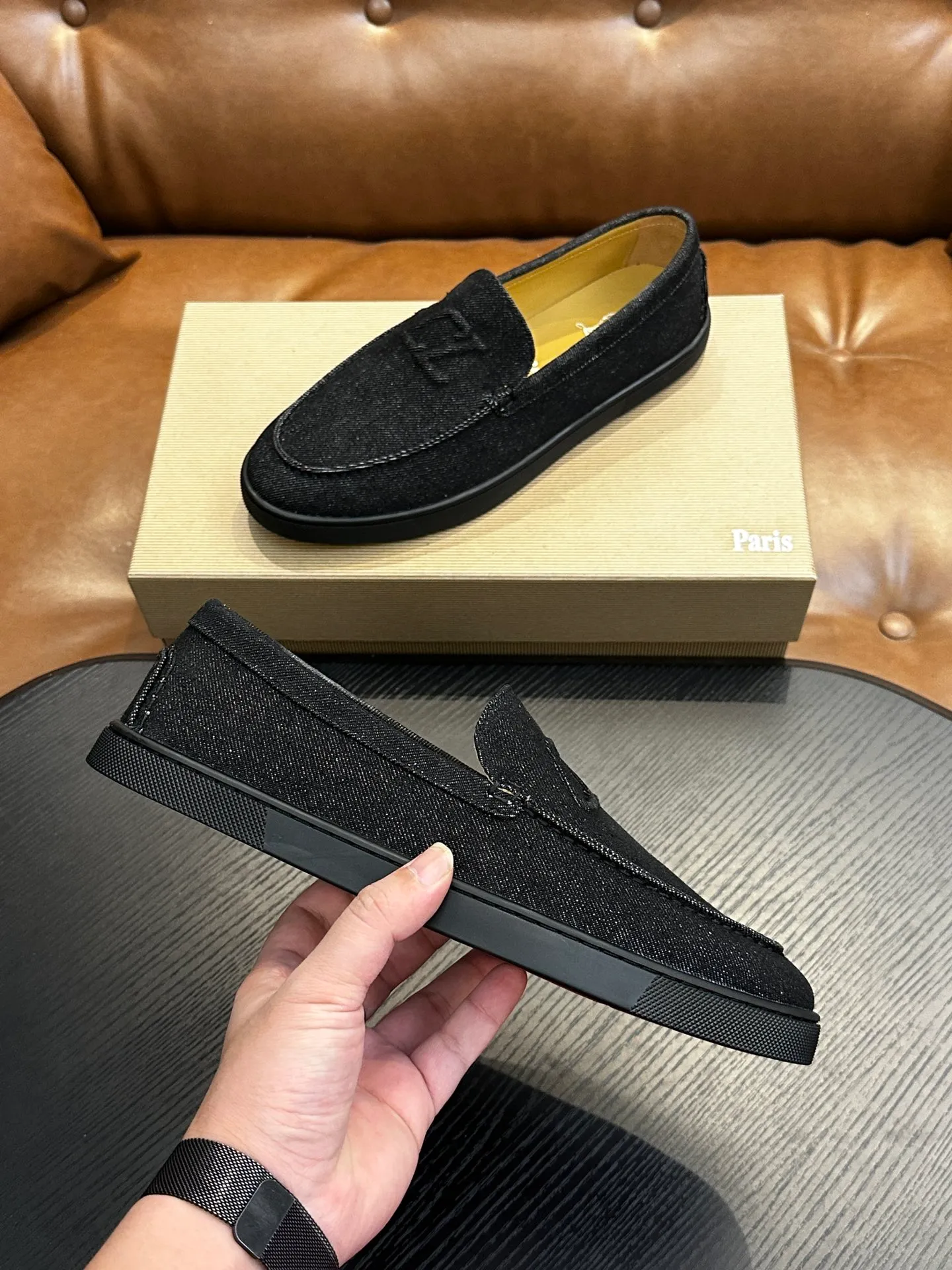 P760💰Christian Louboutin (red-soled shoes) Italian men’s casual sneakers are shipped! Each pair of shoes from this Italian handmade shoe brand has a simple and classic design, which is very comfortable and versatile! The upper fabric of this shoe is made of imported cowhide, with high-end and comfortable cowhide lining! The outsole is made of original rubber bottom sheets and is lined with cowhide! Brand-specific molded footbed, exclusive private mold control! Original box packaging, with shoe storage bag! 39 40 41 42 43 44 (38 45 46 customized)
